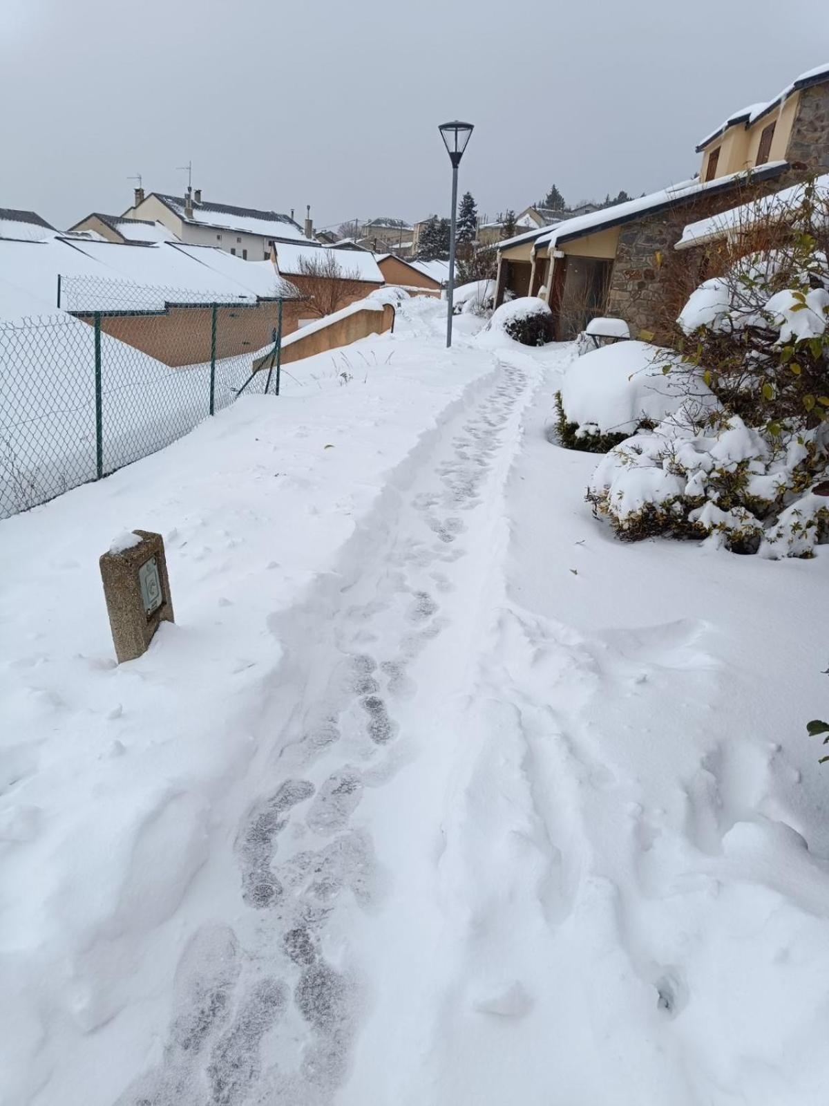 Les Fontanilles Odeillo Chalet 60 Wifi & Parking Gratuit Expose Plein Sud & Plein Pied , Draps & Serviettes De Toilettes Non Inclus, Sabanas Y Toallas No Incluidos 외부 사진